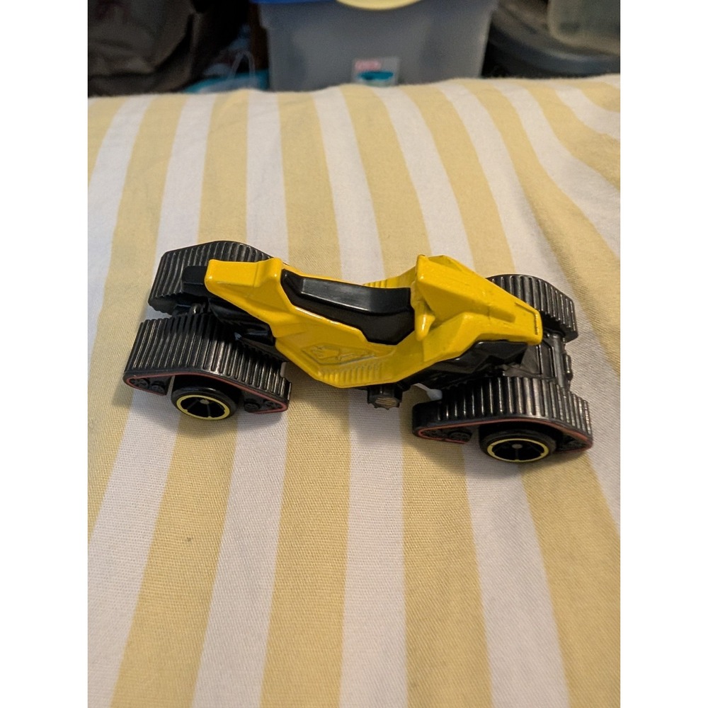 2014 Hot Wheels CFG95 Jet Ski on Wheels Yellow Black Die Cast 1/64 Scale Toy